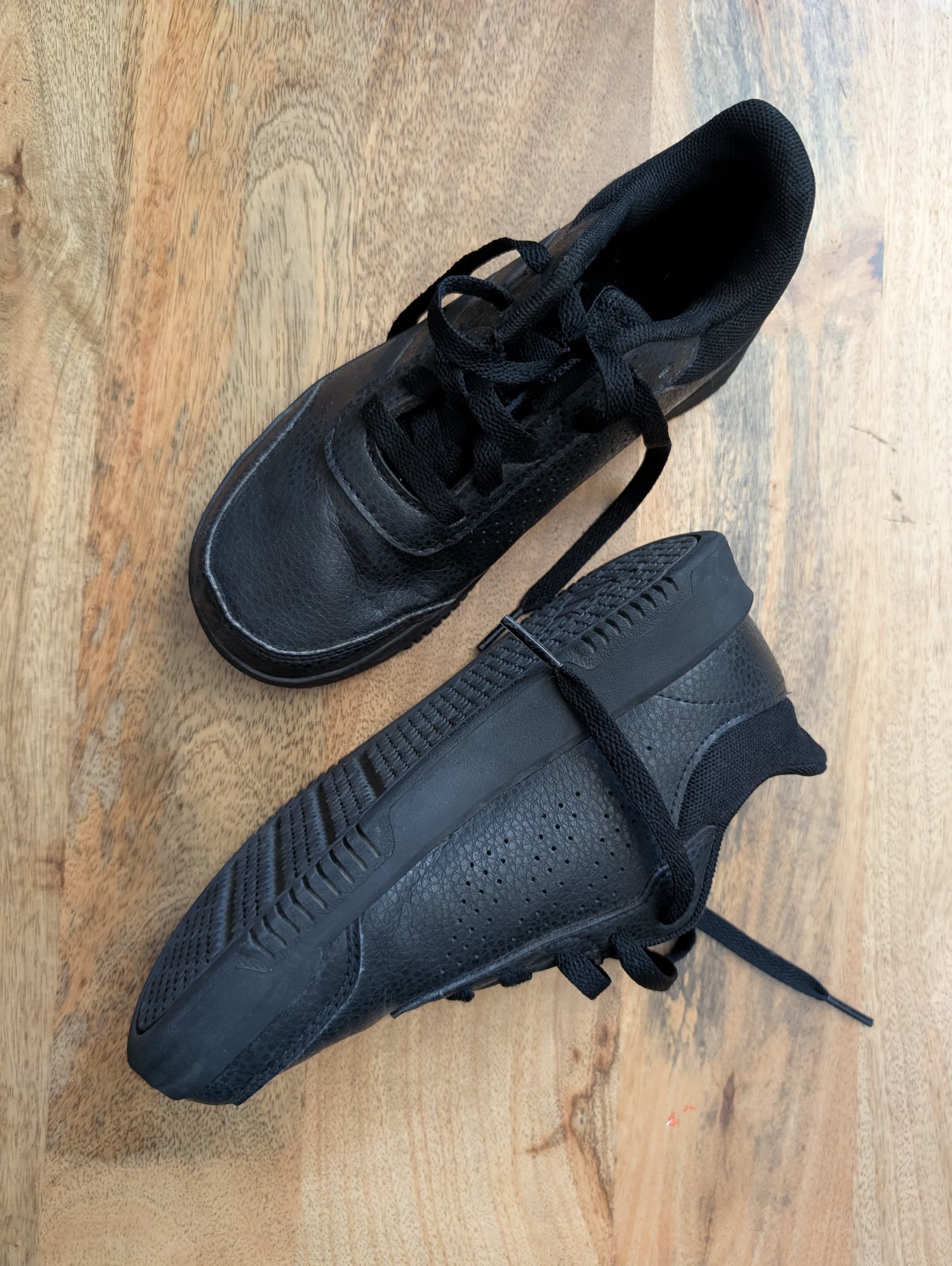 Plain black sneakers, photo 1